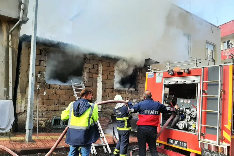 Siirt’te evlerin bulunduğu alanda odunluk yangını