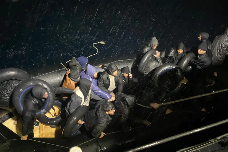 İzmir açıklarında 26 düzensiz göçmen kurtarıldı