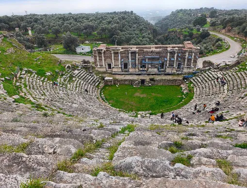 dış mekan, çim, gökyüzü, harabeler içeren bir resim

Açıklama otomatik olarak oluşturuldu
