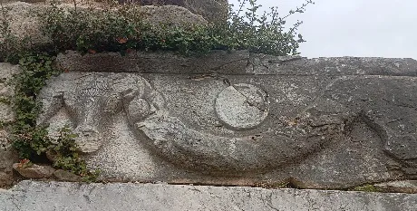 dış mekan, bina, heykel, bitki içeren bir resim

Açıklama otomatik olarak oluşturuldu