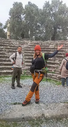 giyim, ayakkabı, dış mekan, adam, insan içeren bir resim

Açıklama otomatik olarak oluşturuldu