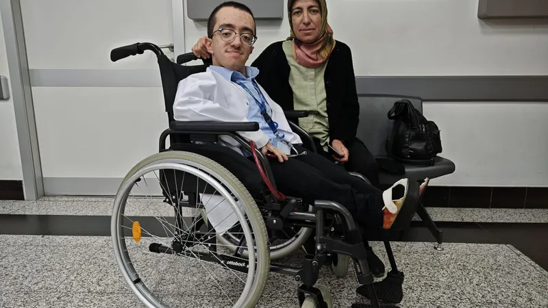 Engelleri aştı hayaline ulaştı: Doğuştan cam kemik hastası Hamza, beyaz önlüğüne kavuştu
