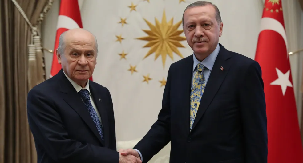 Cumhur İttifakı’nda Sarsıntı: Bahçeli’nin Sert Mesajları “Erken Seçim” Endişesini Tetikledi