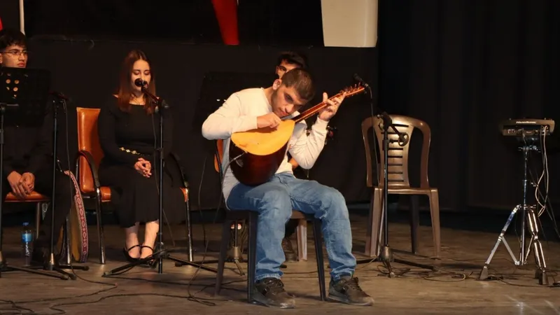 Kahta’da özel gereksinimli bireylerin sahne performansı büyük beğeni topladı 