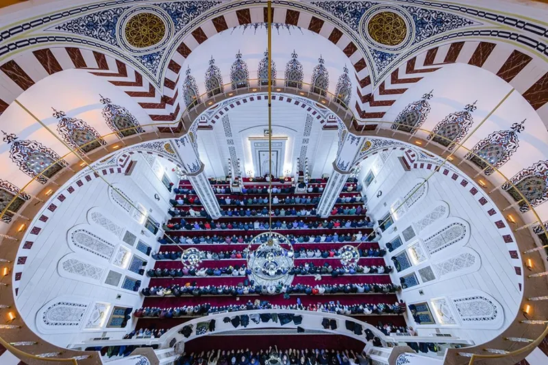 Cuma hutbesi: İnsan, huzuru ibadetle elde eder