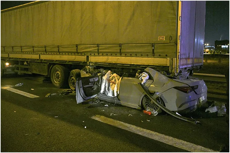 Ankara’da tıra çarpan otomobilde 2 kişi öldü, bir kişi ağır yaralandı