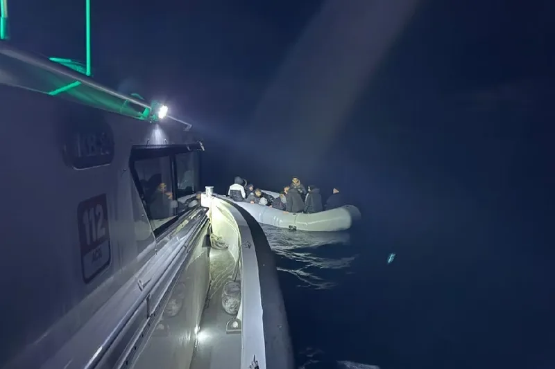 İzmir’de Yunanistan tarafından itilen 15 düzensiz göçmen kurtarıldı
