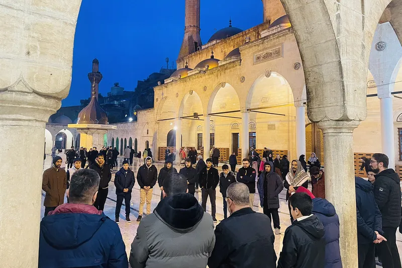 Şanlıurfa’da “Sabah Namazı ile Diriliş Buluşmaları” tarihi camide devam ediyor