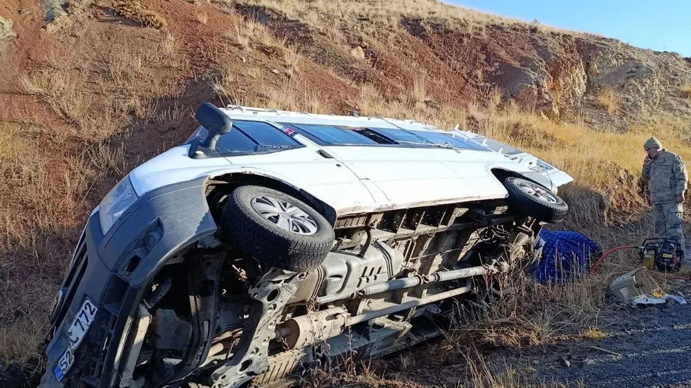 Erzurum’da öğretmenleri taşıyan servis devrildi