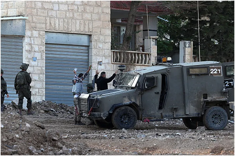 İşgal rejimi Batı Şeria’da düzenlediği baskınlarda 40’tan fazla Filistinliyi alıkoydu