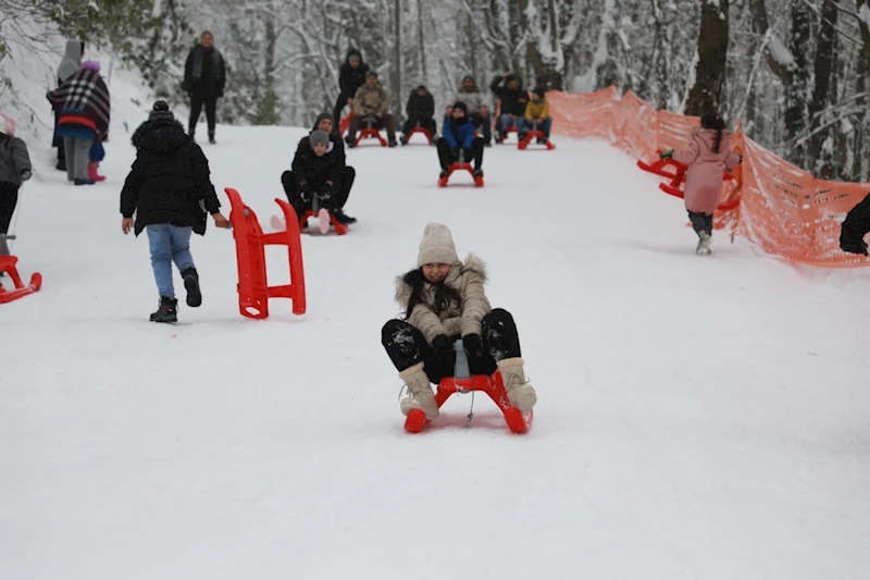 Akyazı Aktepe Kızak Şenliği’ne büyük ilgi: Binlerce vatandaş karda eğlendi 