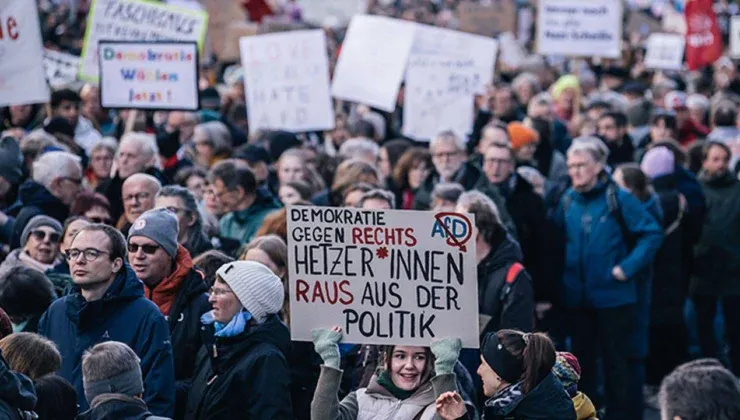Almanya demokrasi lehine sokaklarda: 320 bin kişilik miting!