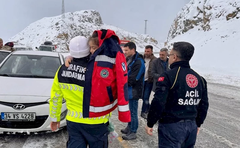 Karda mahsur kalan aile kurtarıldı 