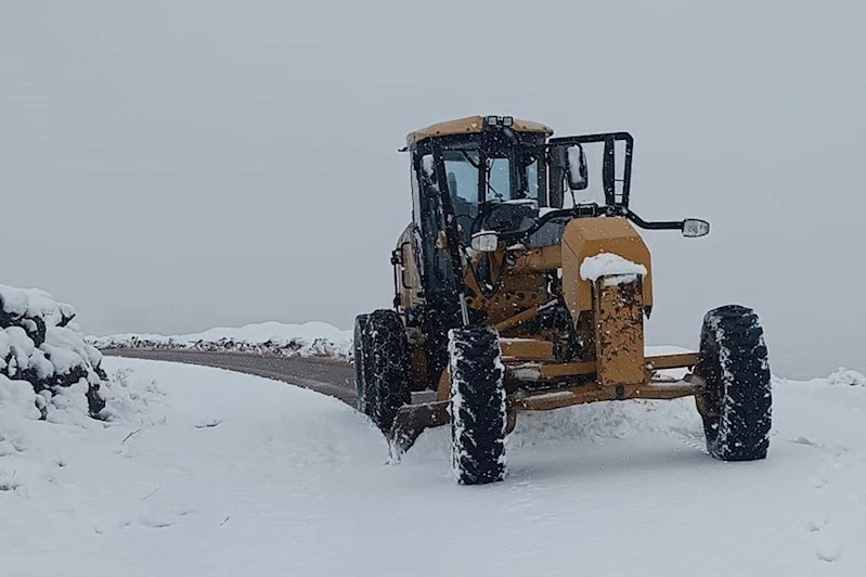 Batman Valiliği: Kapalı köy yollarında karla mücadele aralıksız devam ediyor