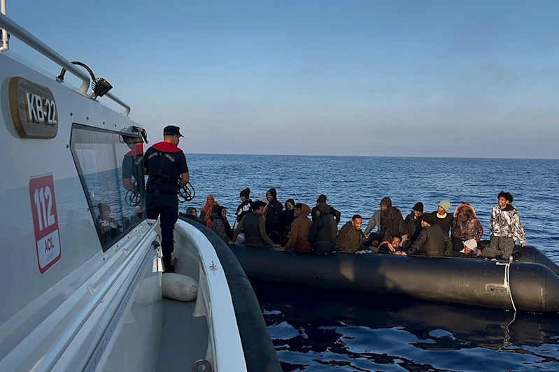 İzmir açıklarında 24 düzensiz göçmen kurtarıldı