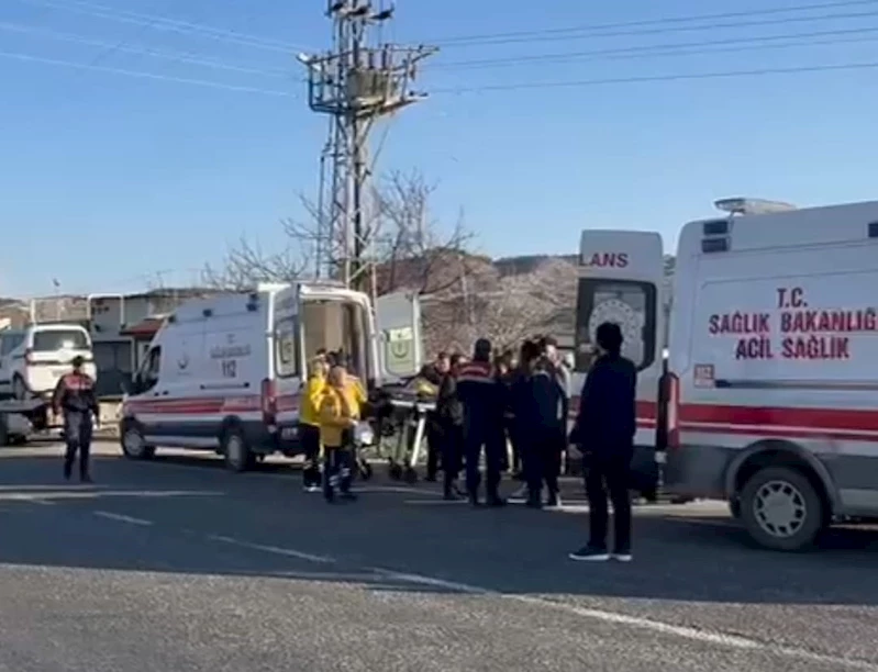Elektrik trafosuna çarpan kamyonetteki 3 kişi yaralandı  - Videolu Haber