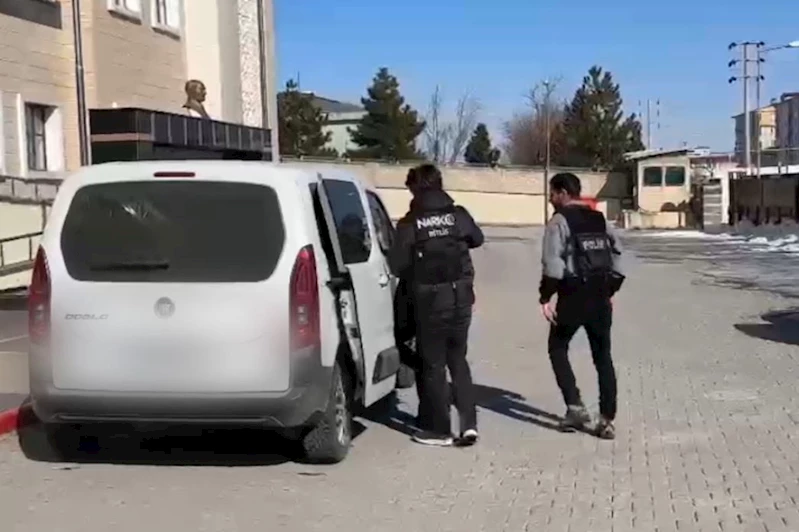 Aracın yakıt deposunda 3 kilo uyuşturucu çıktı