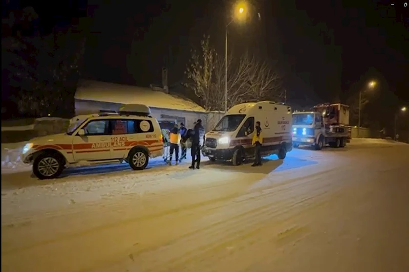 Kardan köy yolları kapalı olan hastaları ekipler kurtardı