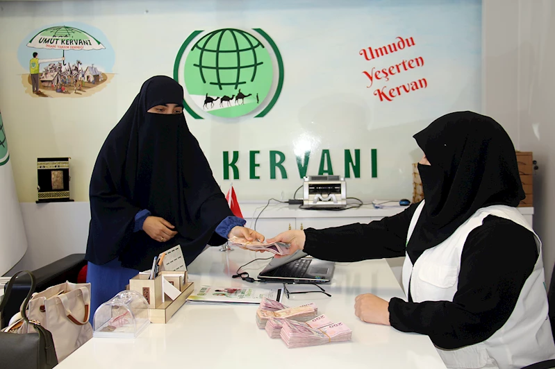 Bir çadır hesabıyla yola çıkan kadınlar 5 çadır parasını Umut Kervanına teslim etti