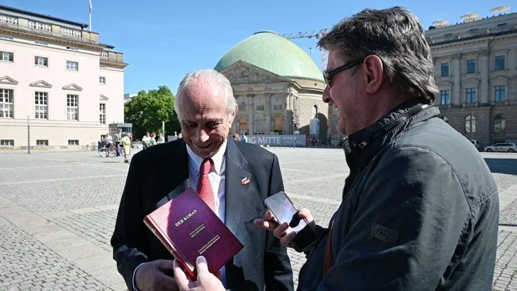 Barış İçin Kitap Değişiminde Kur’an’ın Almanca Tercümesi Hediye Edildi