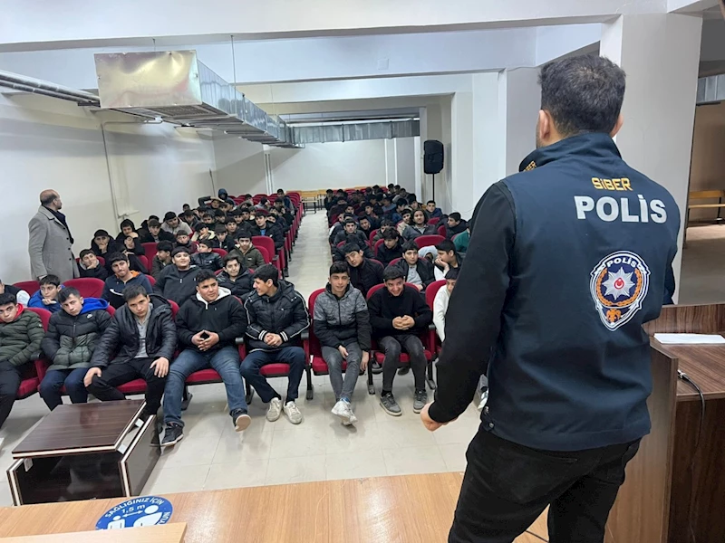 Polis ekiplerinden öğrencilere sosyal medya güvendiği anlatıldı 
