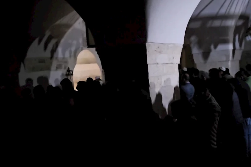 Nusaybin’de Ramazanın ilk teravih namazı karanlıkta kılındı 