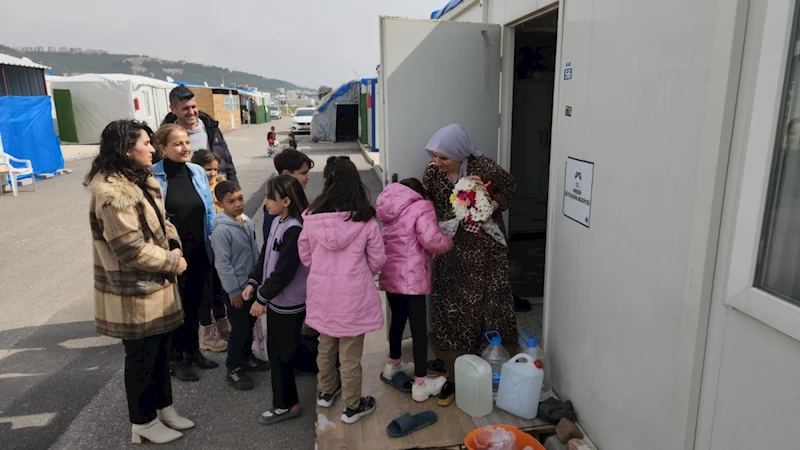 Vefa İlkokulu öğrencilerinden yaşlılara anlamlı ziyaret  - Videolu Haber