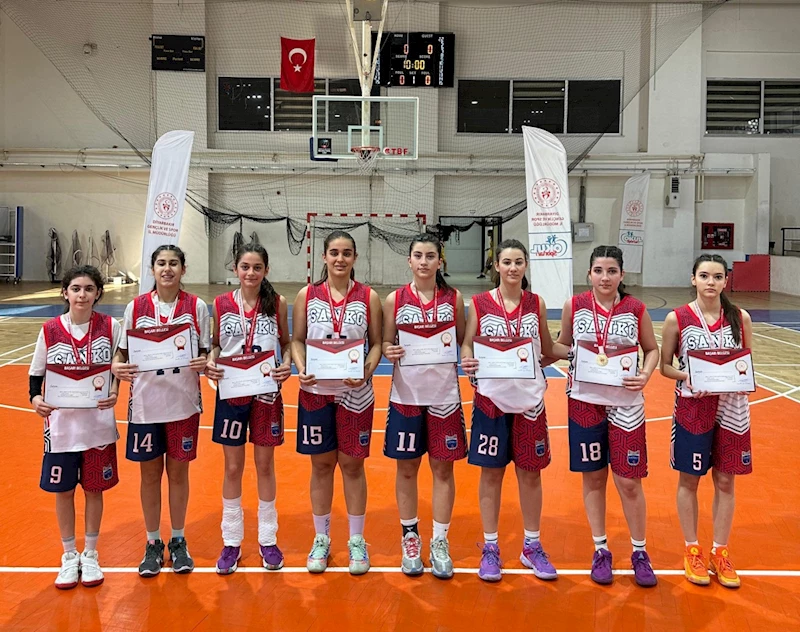 SANKO Okulları basketbolda namağlup bölge şampiyonu oldu 