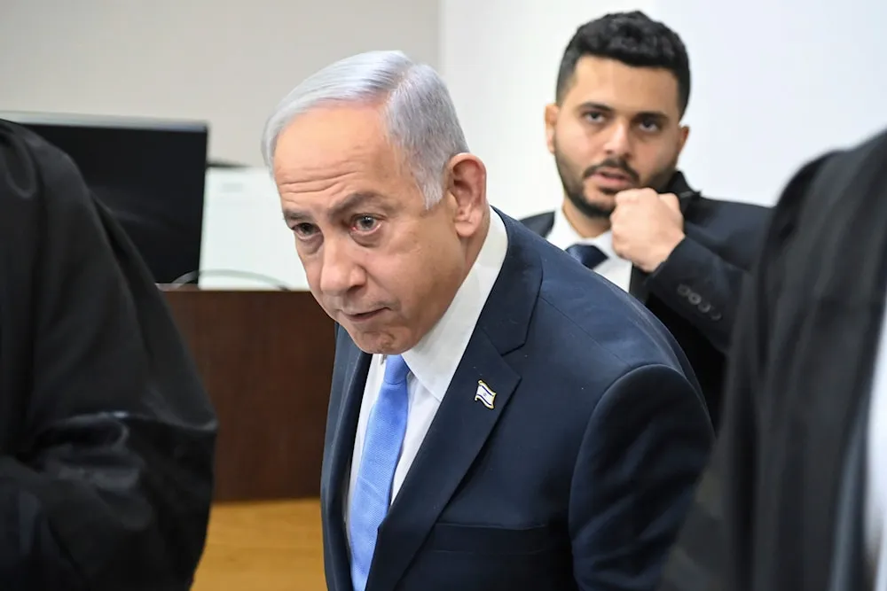 Netanyahu mahkemede sinirlendi, masaya vurdu; hakim onu ​​azarladı