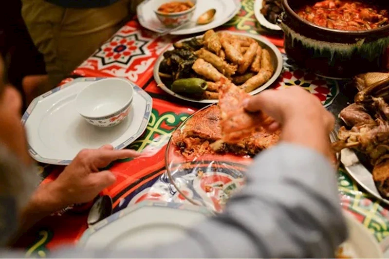 Ramazan’da iftarda hızlı yemek kilo aldırıyor!