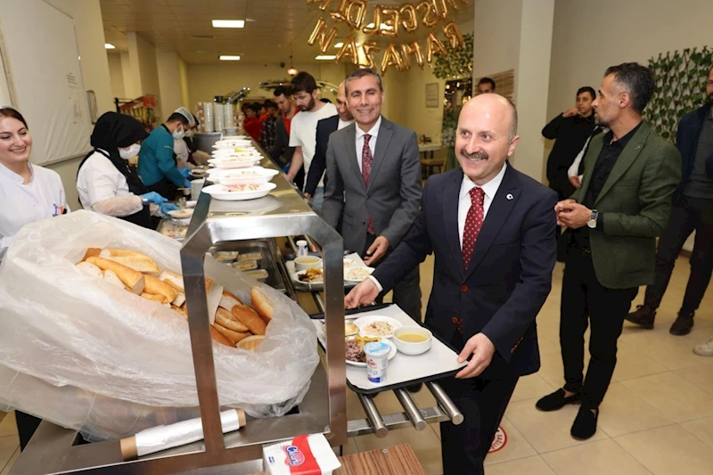 Vali Osman Varol, KYK Altınşehir Erkek Öğrenci Yurdu’nda gençlerle iftar yaptı 