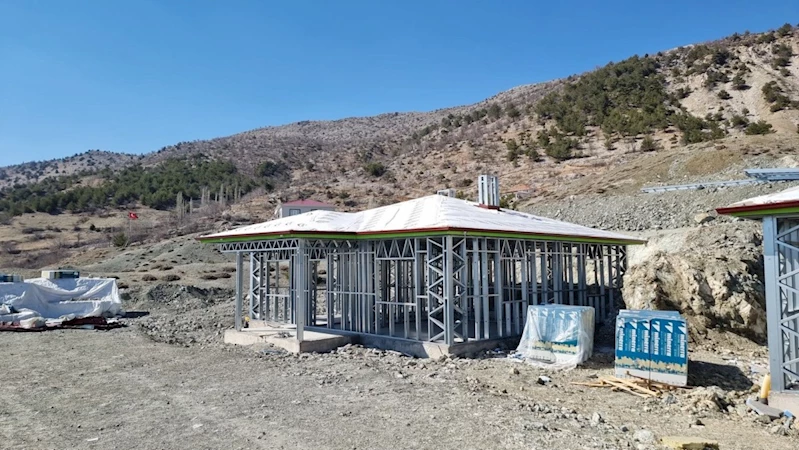 Kaymakam Seyhan Aktoprak Köyü’nde köy evleri inşaatlarını denetledi 