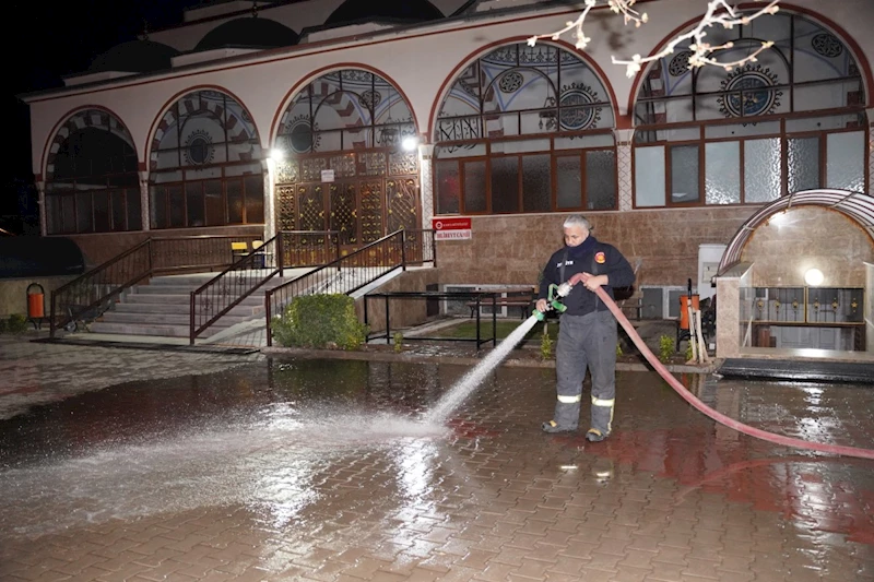 Kahta Belediyesi itfaiye ekiplerinden camilerde temizlik seferberliği 