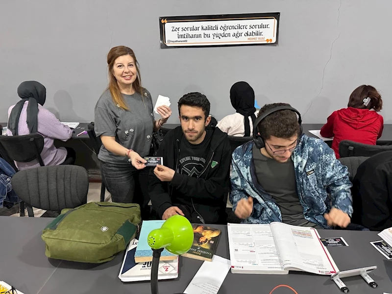 Rotary Kulüplerinden Hayathanem Kütüphanesi öğrencilerine kitap ve hediye çeki desteği 