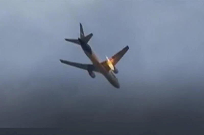 Kuş sürüsünün çarptığı kargo uçağı acil iniş yaptı