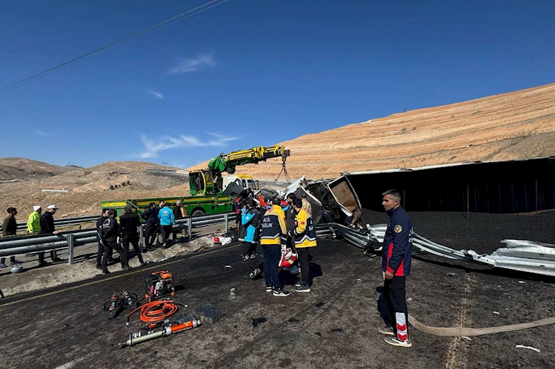 Devrilen kömür yüklü tırın şoförü hayatını kaybetti