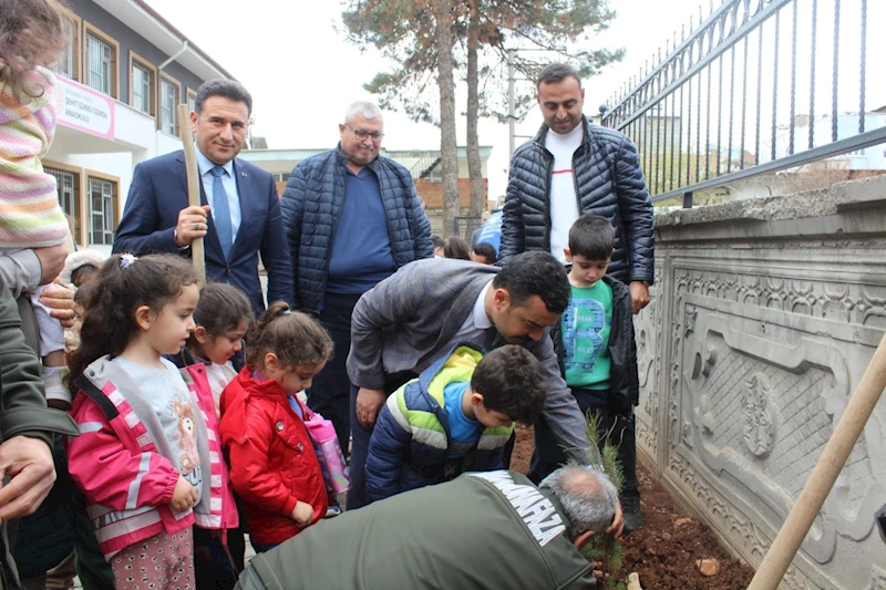 Minik ellerden büyük bir gelecek: Kahta’da fidanlar toprakla buluştu 