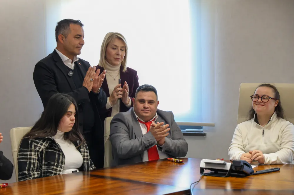 BAŞKAN KARA, MELİHA ERCAN ENGELSİZ YAŞAM MERKEZİ ÖĞRENCİLERİNİ AĞIRLADI