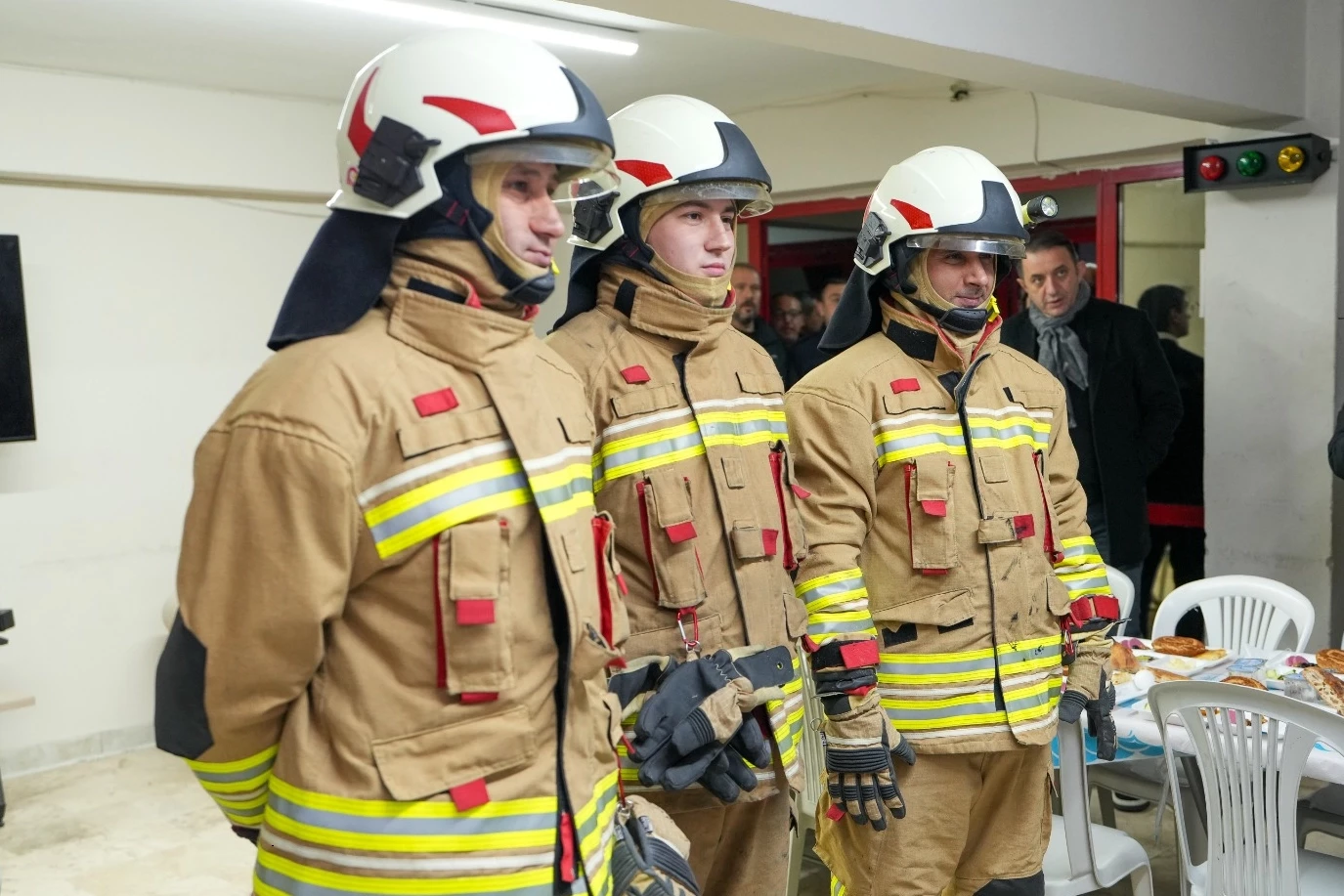 Manisa İtfaiyesi yüksek korumalı kıyafetlerine kavuştu