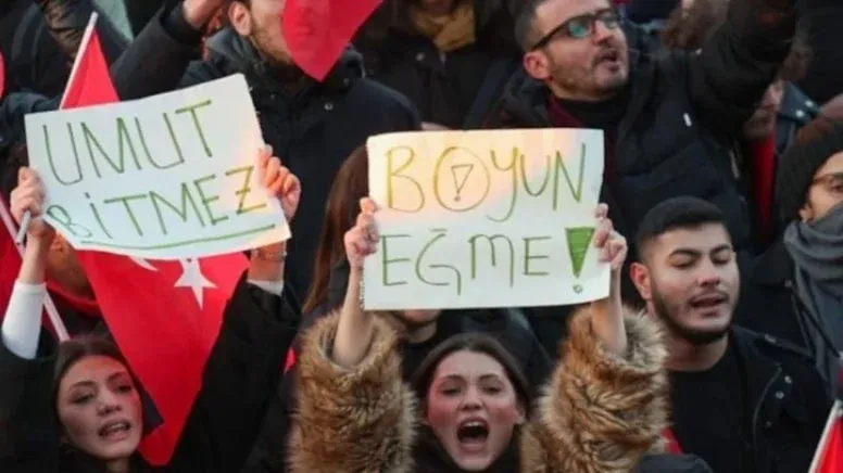 Diploma iptali utancını üniversiteliler kapattı