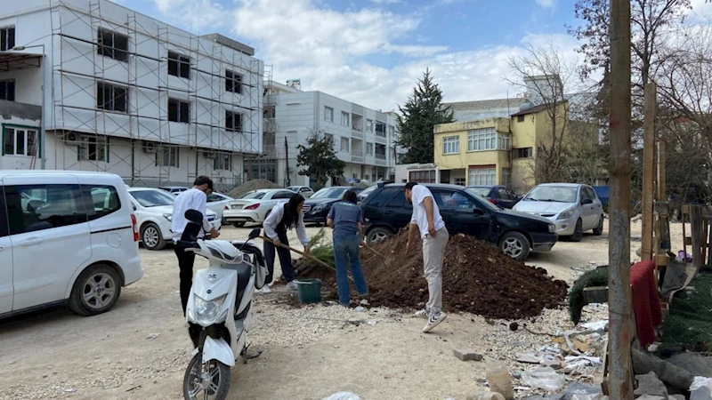 Adıyaman İstiklal Caddesi’nde esnaf ve öğrencilerden yeşillendirme seferberliği  - Videolu Haber