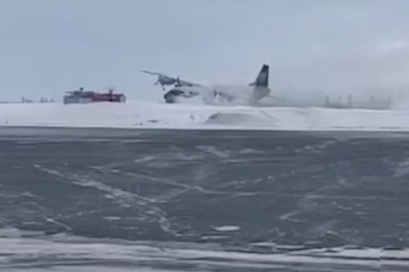 İniş takımı arızalanan kargo uçağı pistten çıktı