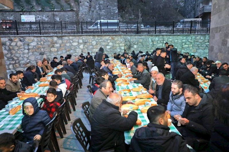 Tarihi Bitlis Ulu Camii’nde geleneksel iftar programı düzenlendi