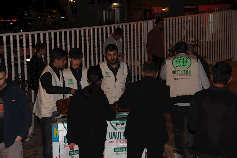 Cizre Umut Kervanı Kadir Gecesi münasebetiyle tatlı dağıttı