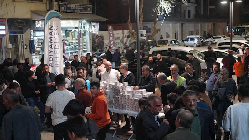 Adıyaman Belediyesi’nden Kadir Gecesi’nde simit ve çay ikramı  - Videolu Haber