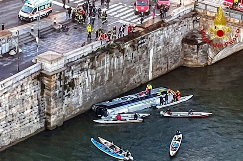 Yolcu otobüsü nehre düştü: 1 ölü