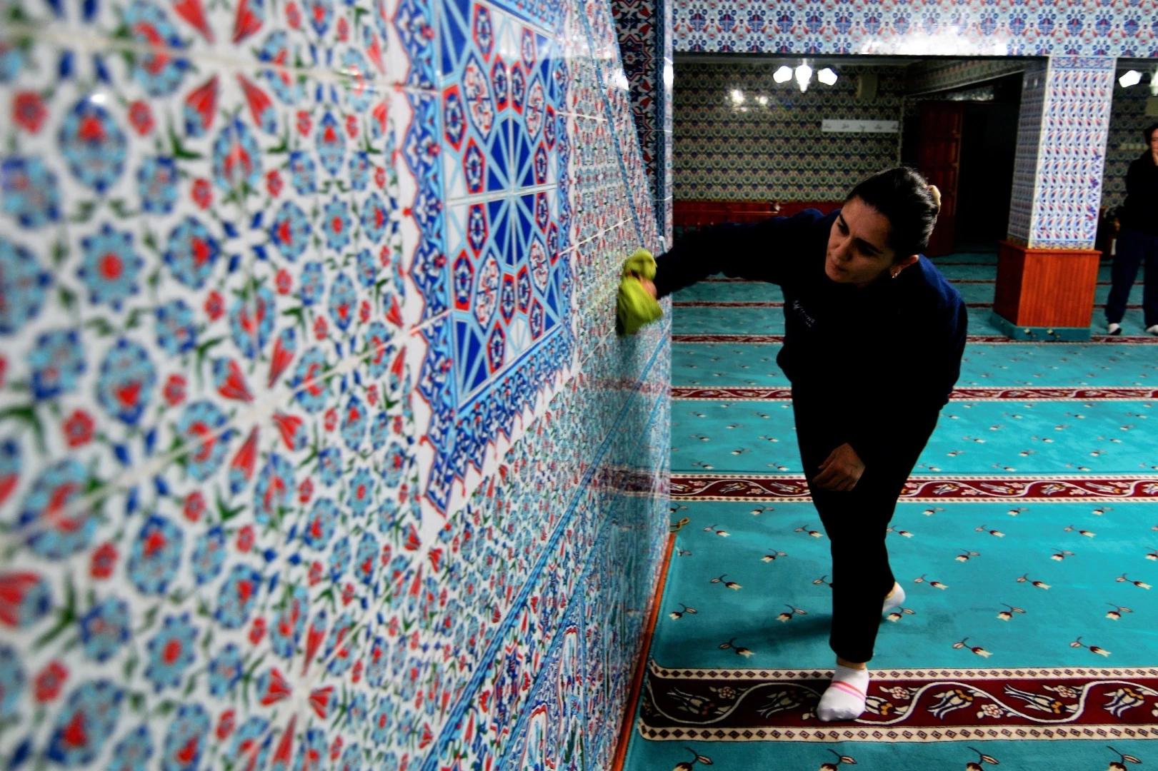 İzmir Bornova’da camilerde bayram temizliği