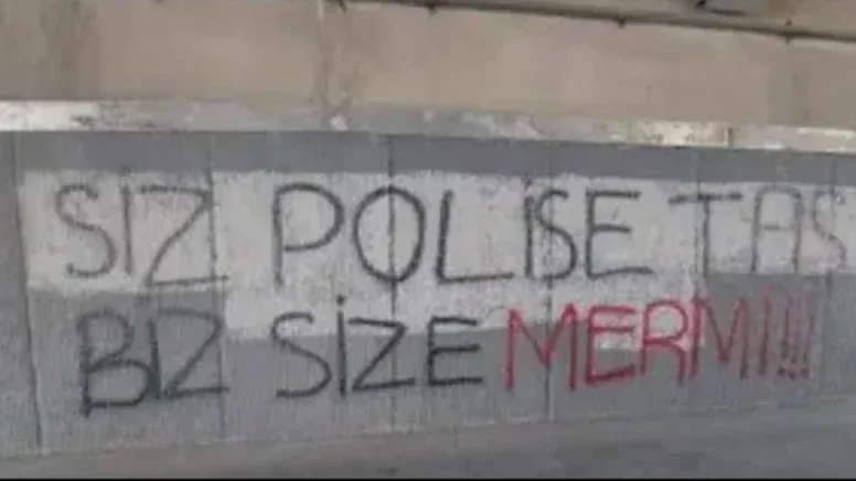 Üniversitelerde tehlikeli tırmanışın ilk işareti duvarlarda