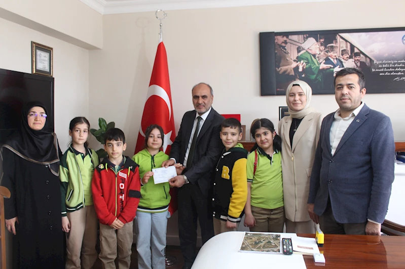 Minik öğrenciler harçlık ve fitrelerini Filistin