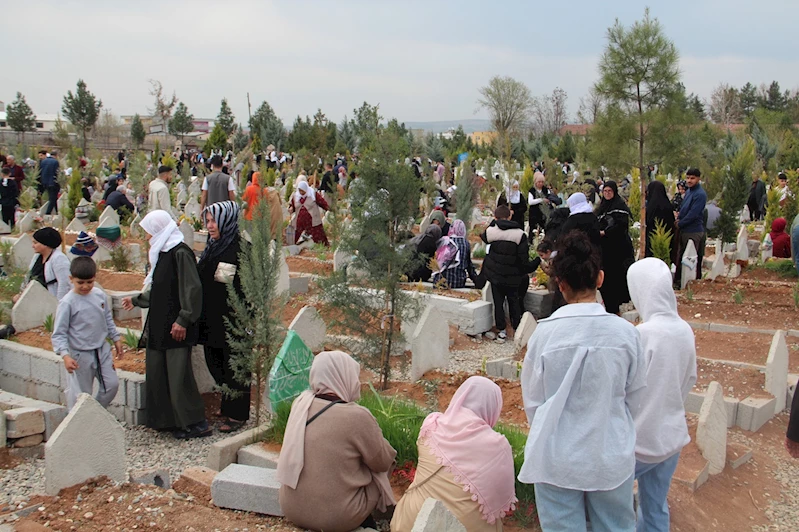 Bayramı arefesinde mezarlıklar ziyaretçilerle dolup taştı